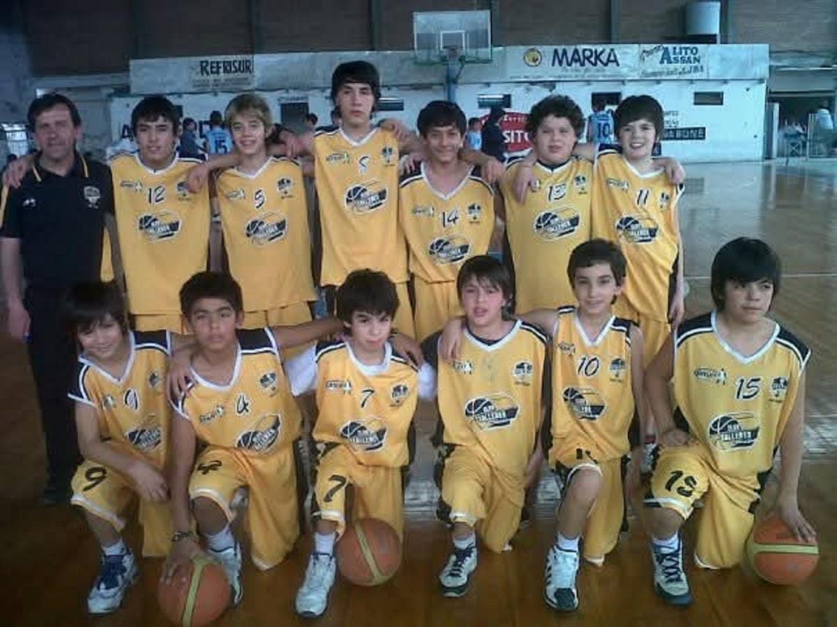 INICIOS. Lescano (segundo de izquierda a derecha de abajo), cuando jugaba para Talleres de Tafí Viejo.