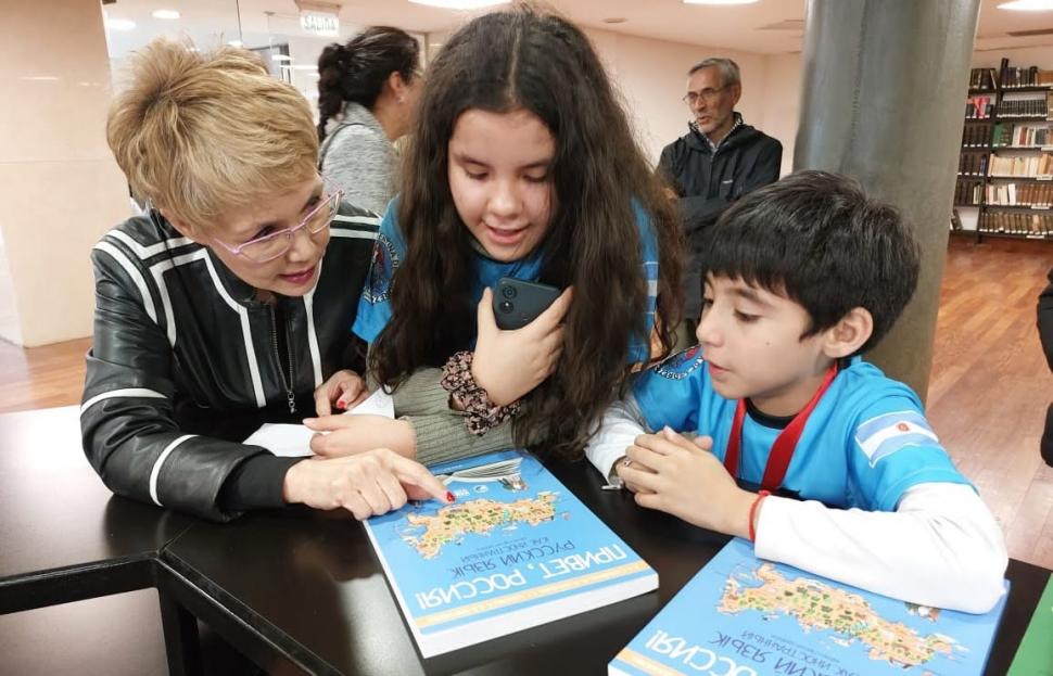 DONACIÓN. Se hizo entrega de libros en ruso a una biblioteca.