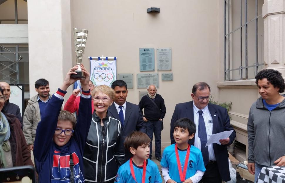CAMPEONES. Niños participaron de un campeonato de ajedrez.