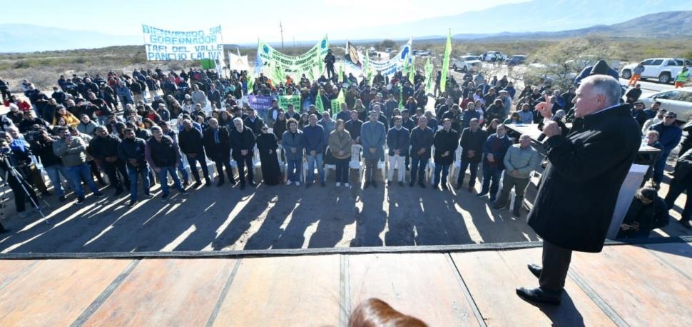 EN LOS VALLES. El Gobernador resaltó la ejecución de obras públicas.