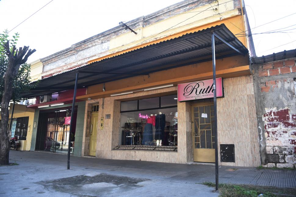 CIERRE. El lugar donde estaba la remisería se convirtió en local de ropa.
