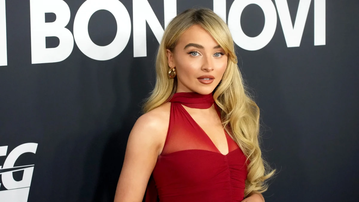 CULTURA POP. El anuncio de Sabrina Carpenter incluyó una portada en la que se la ve de rodillas mientras un hombre la toma del cabello, lo que generó rechazo.