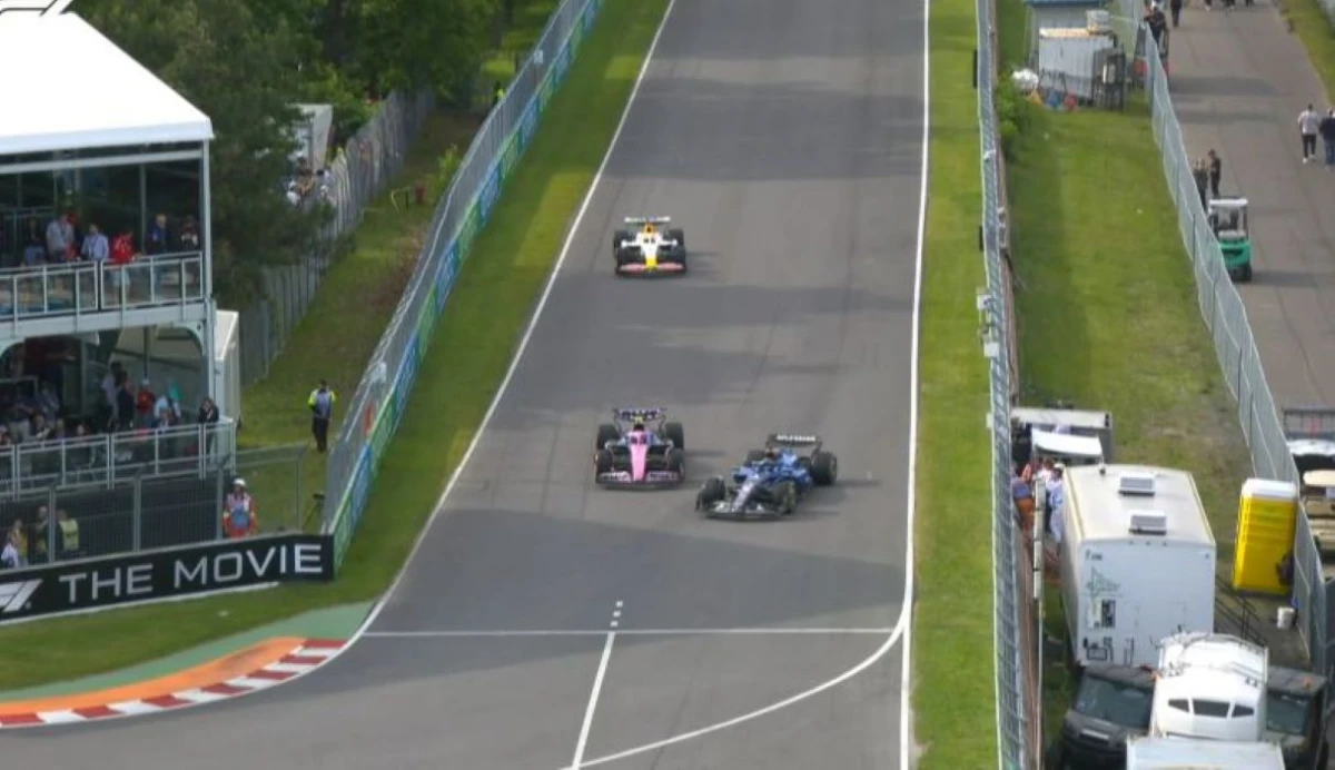 INTENSA. La segunda práctica tuvo escenas poco habituales como mucho tráfico. Colapinto, por el medio, Albon a su derecha y Hadjar, al fondo.