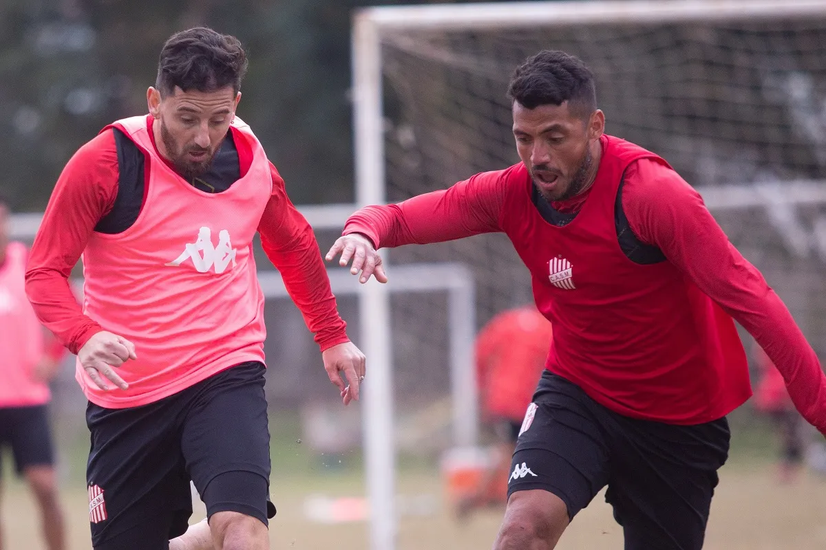 EN ACCIÓN. Juan Cuevas domina la pelota ante la marca de Jesús Soraire.