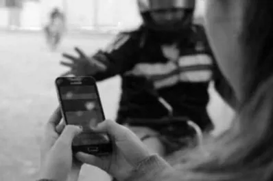 Una mujer esperaba el colectivo y un motochorro la tiró al piso para robarle el celular