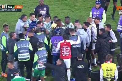 Se desplomó en pleno partido y generó un enorme susto en el fútbol colombiano