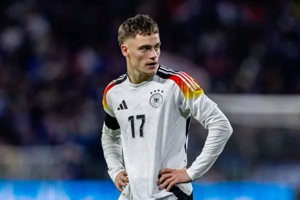 Es alemán, Liverpool lo compró en 150 millones y su primera camiseta fue de la Selección Argentina