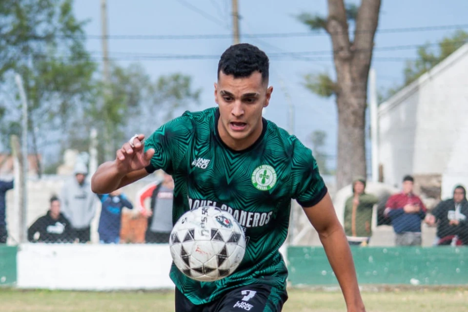 DOBLETE. El misionero Matías López, delantero de Graneros, marcó dos goles. FOTO DE  Maximiliano Agüeroo