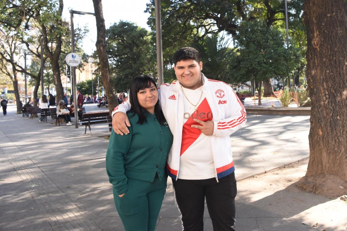 Aciel junto a su hermana que no es muy seguidora del fútbol.