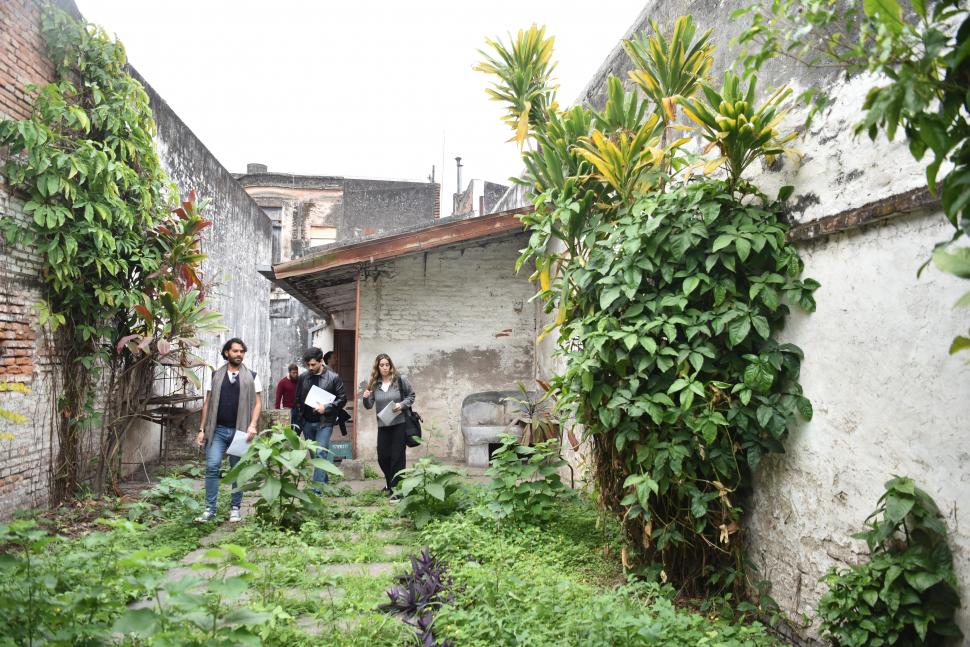 EXTERIOR. Los asistentes analizan el potencial de uno de los patios de la casa.