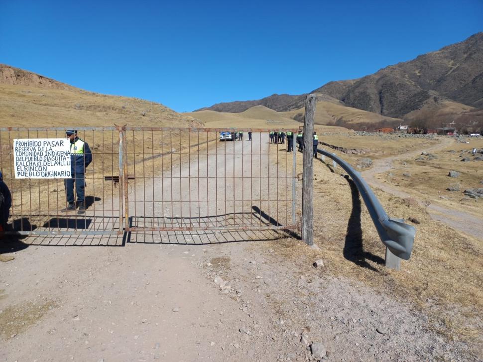 ADVERTENCIA. El letrero en el que se anunciaba la prohibición del paso.