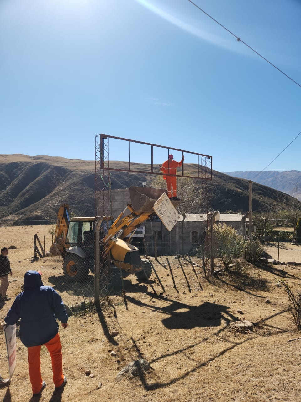 ABAJO. Un operario saca el cartel que la Cidem había colocado en un predio.
