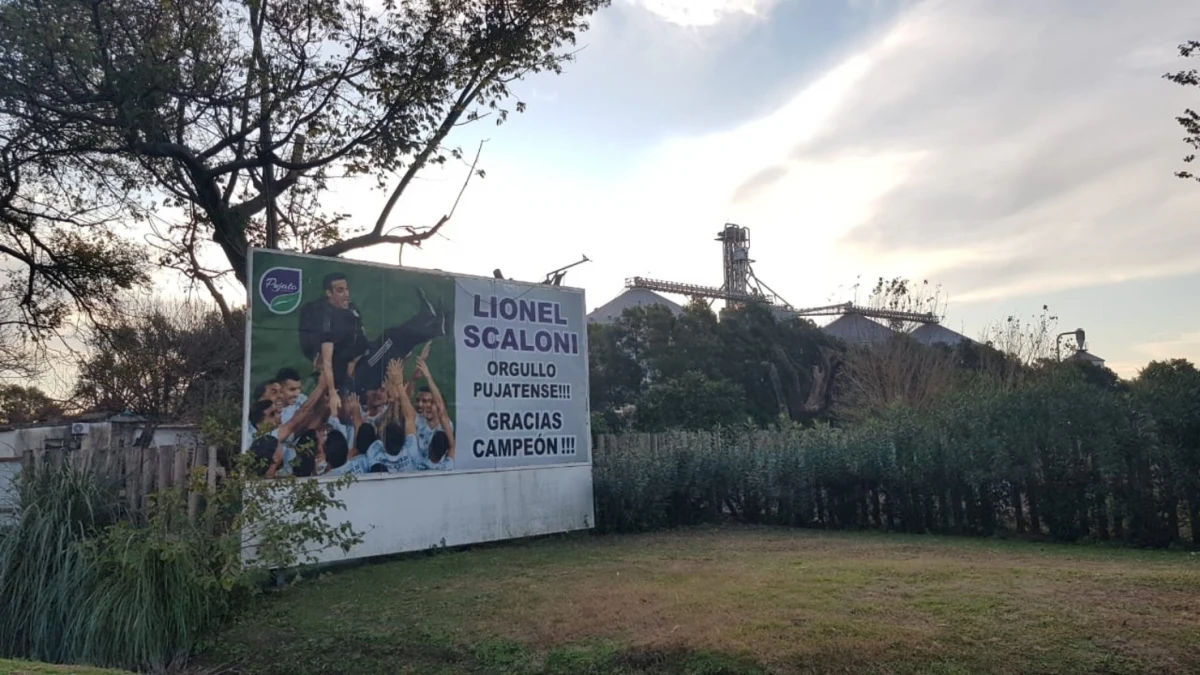 Homenaje a Lionel Scaloni: en la entrada del pueblo muestran el orgullo por su hijo dilecto.