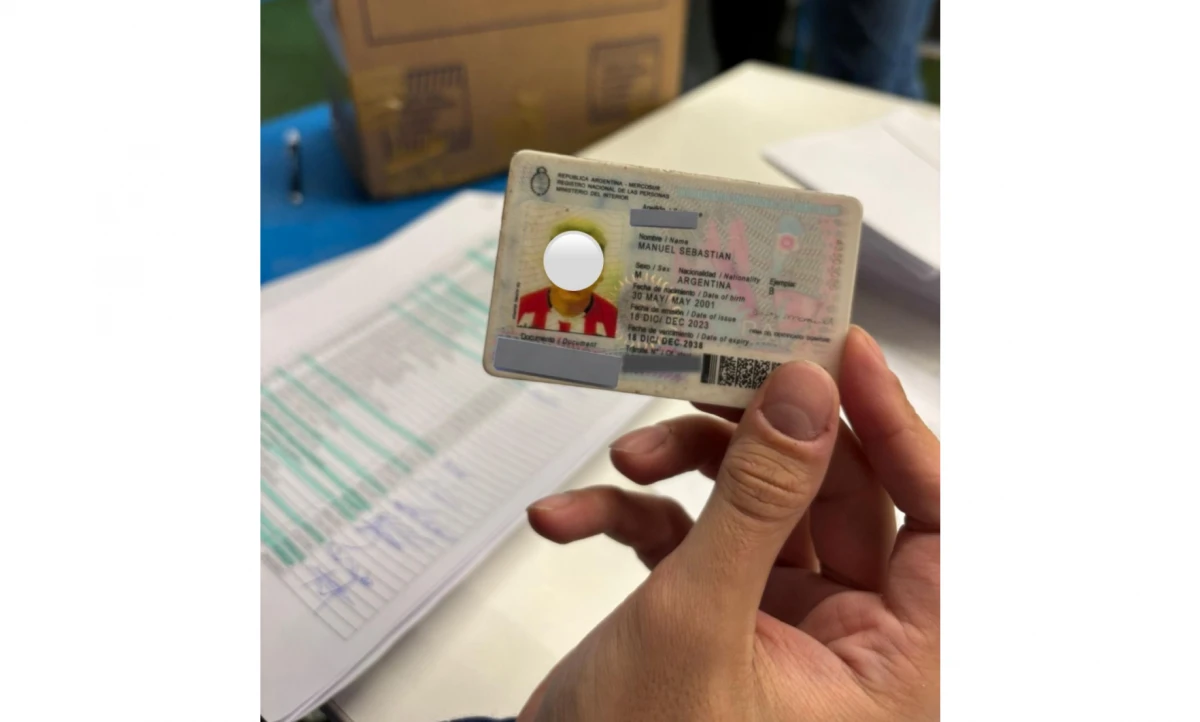 En las elecciones de Atlético Tucumán, un socio generó polémica por una camiseta roja y blanca