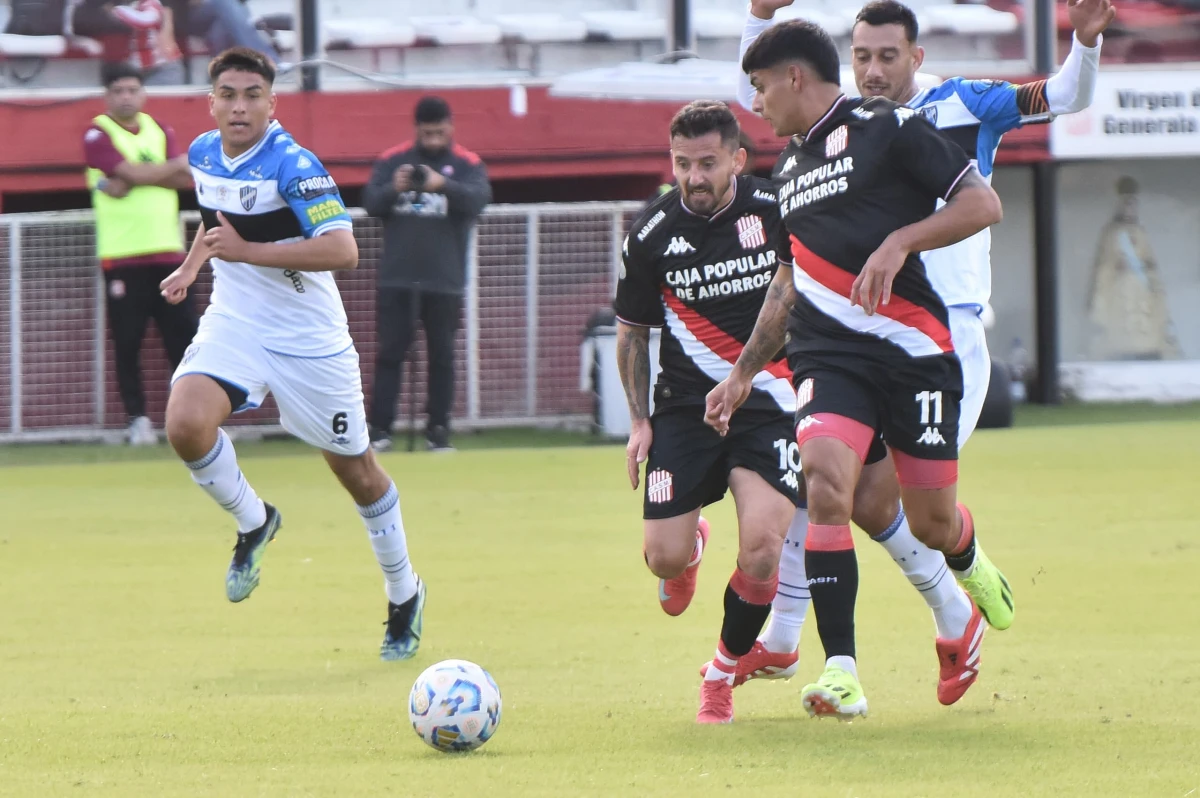 CÓMODO. El 10 Santo pudo marcar en el primer tiempo. LA GACETA / FOTOS DE OSVALDO   RIPOLL