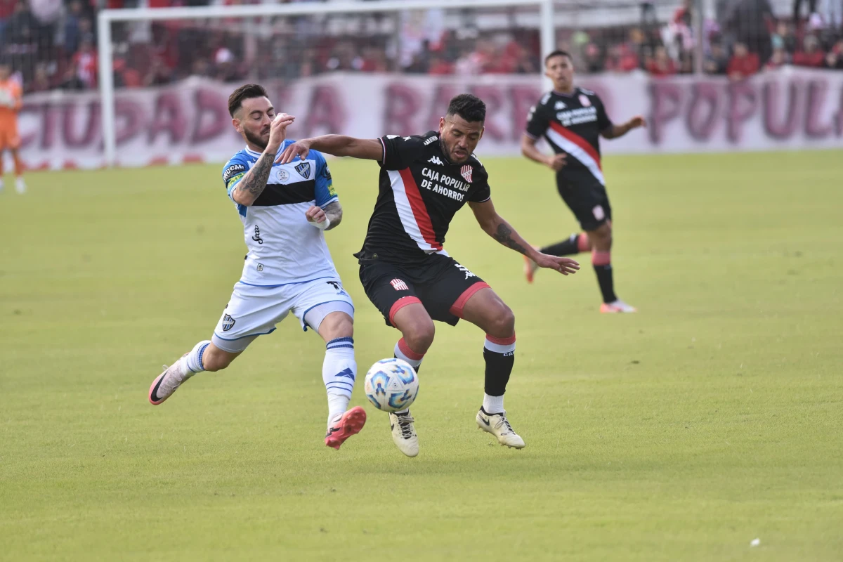 LUCHA. Jesús Soraire disputa la pelota con Ángel González.