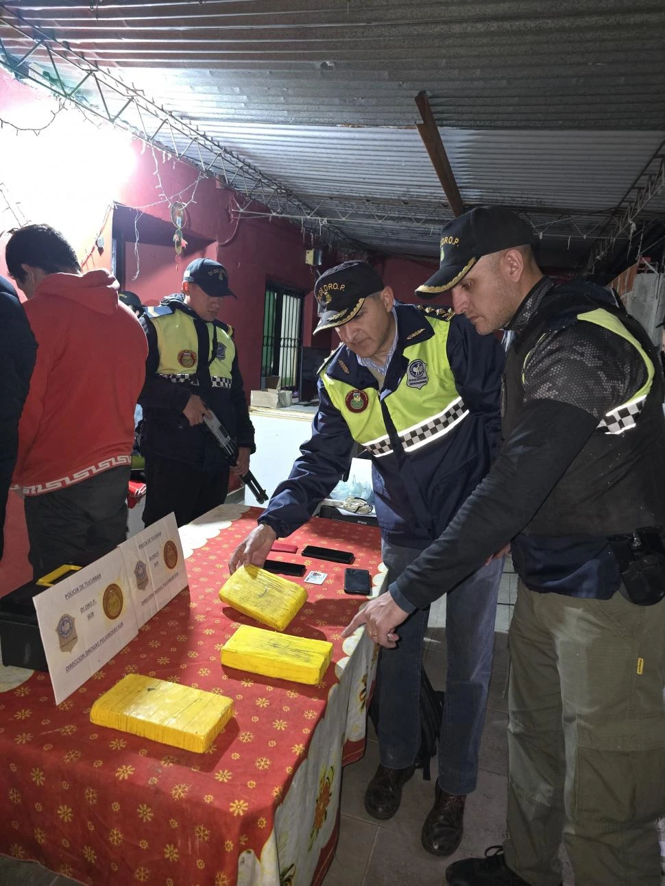 EN PLENO PROCEDIMIENTO. El comisario Jorge Nacusse controla los tres panes de cocaína que fueron descubiertos en una casa de los Paradi.
