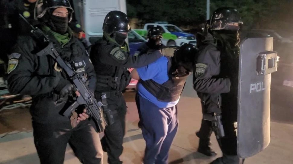 BIEN CUSTODIADO. EL supuesto empresario de la construcción fue escoltado a su lugar de detención bajo un fuerte operativo de seguridad.