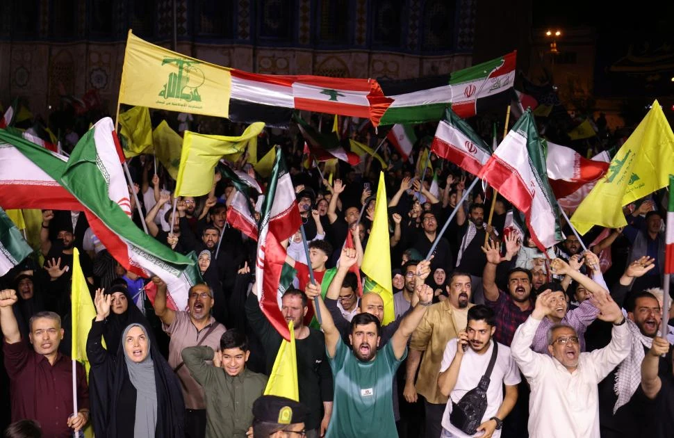 ESCALADA. Hubo festejos en Teherán luego de que Irán respondiera con misiles que impactaron en Tel Aviv.  afp