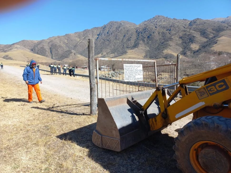 A TODA MÁQUINA. El momento en el que una máquina se apresta a eliminar el portón instalado en el camino que lleva a la senda de la Quebrada.