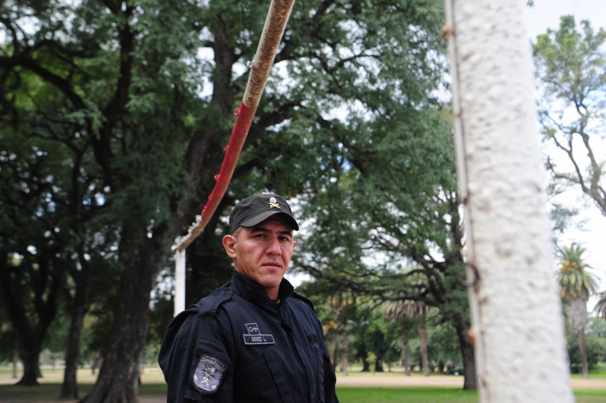 Juega en All Boys, trabaja como policía y estudia enfermería: la historia de sacrificio de Luis Gómez