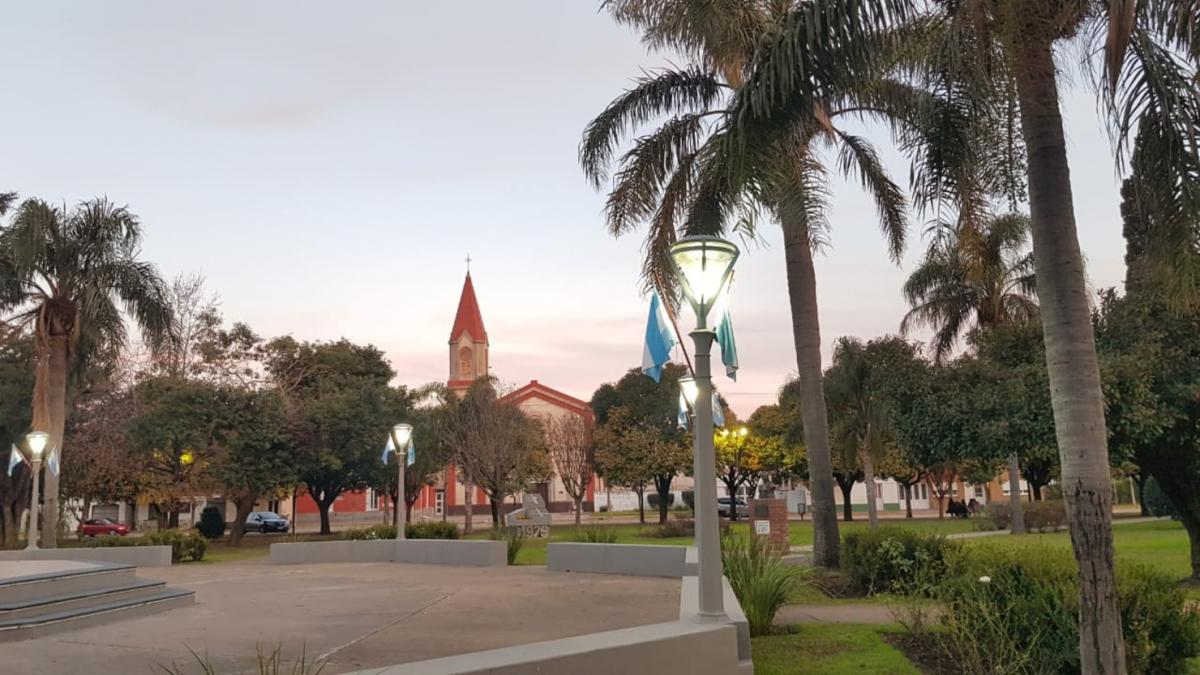 La plaza San Martín luce impecable en Pujato. 