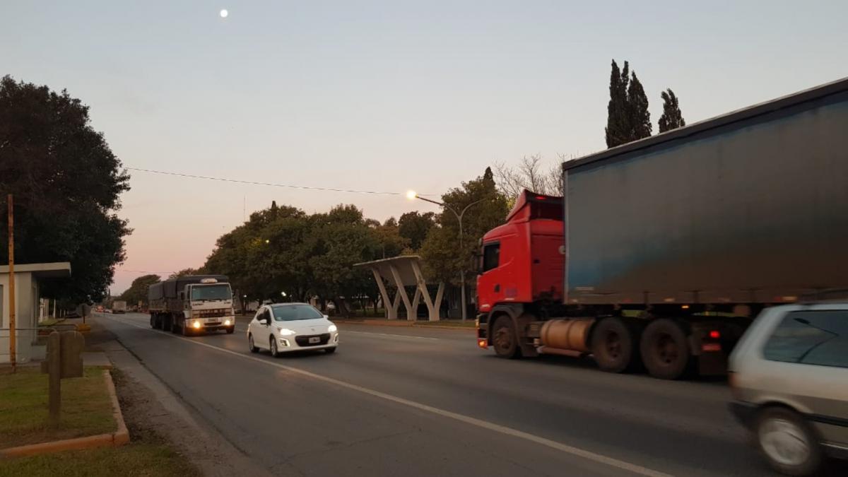 La ruta 33 es el corazón palpitante de Pujato. 