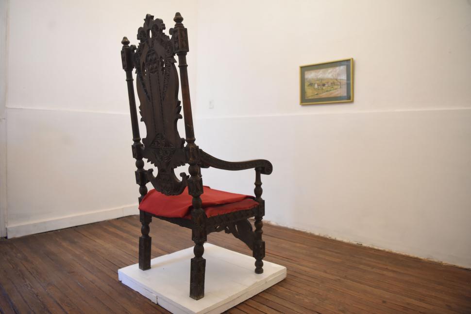 CONTEMPLACIÓN. El cuadro de Demetrio y la silla donada en Salta.