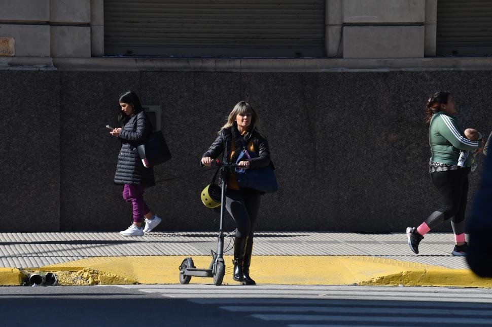 DE A PIE. Para andar por las veredas o para cruzar, se puede ir caminando.