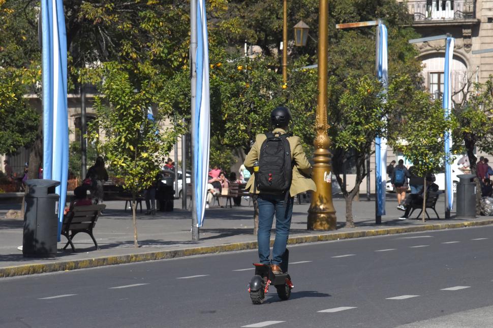 MAYORES DE 16 Y CON CASCO. Algunos de los requisitos para conducir.