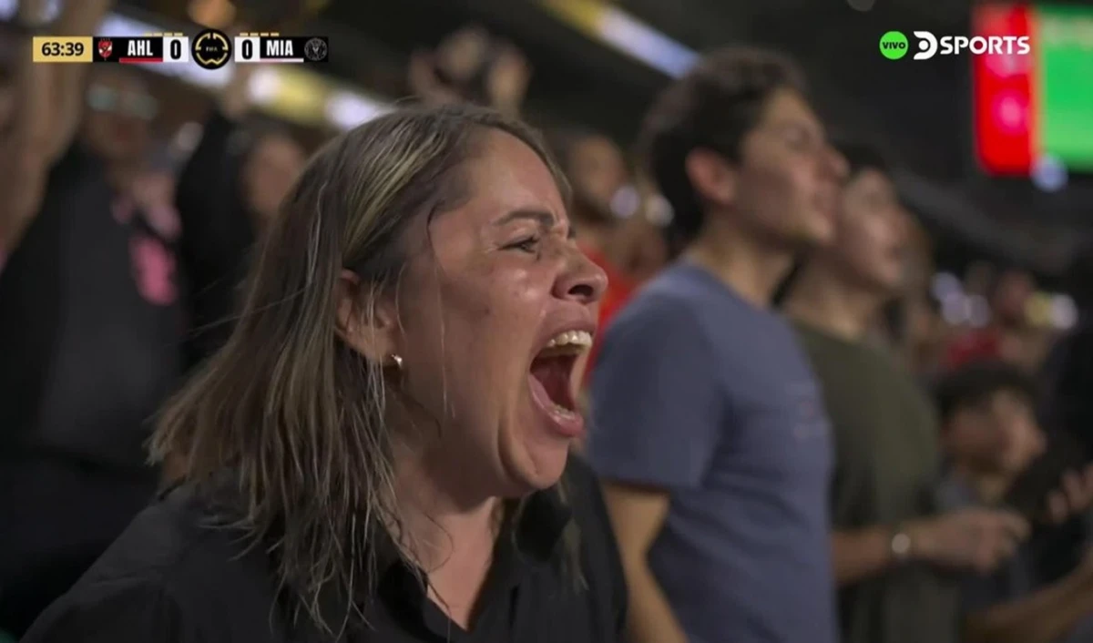 Una mujer gritó desaforadamente un gol de Messi que no ingresó al arco del Al Ahly.