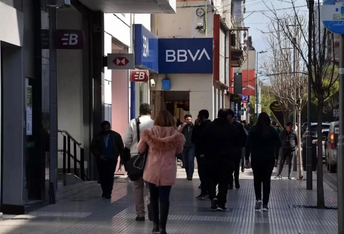 Bancarios acuerdan aumento salarial en línea con la inflación y el básico supera $1.850.000