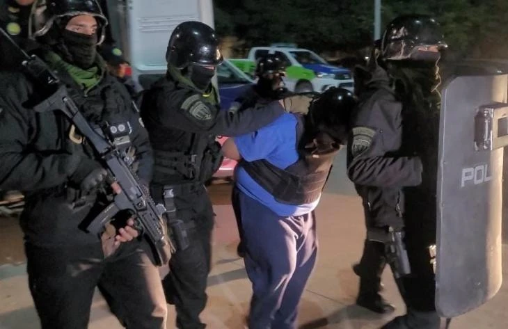 FUERTE CUSTODIA. “Chipi” Giménez fue llevado a la audiencia y por orden del juez deberá ser trasladado al penal de Benjamín Paz.