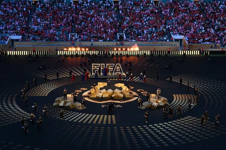 IMPACTANTE. La ceremonia inaugural tuvo un show de luces y fuegos que impactó desde lo visual. Sin embargo, fue corta y no logró contagiar demasiada pasión. afp