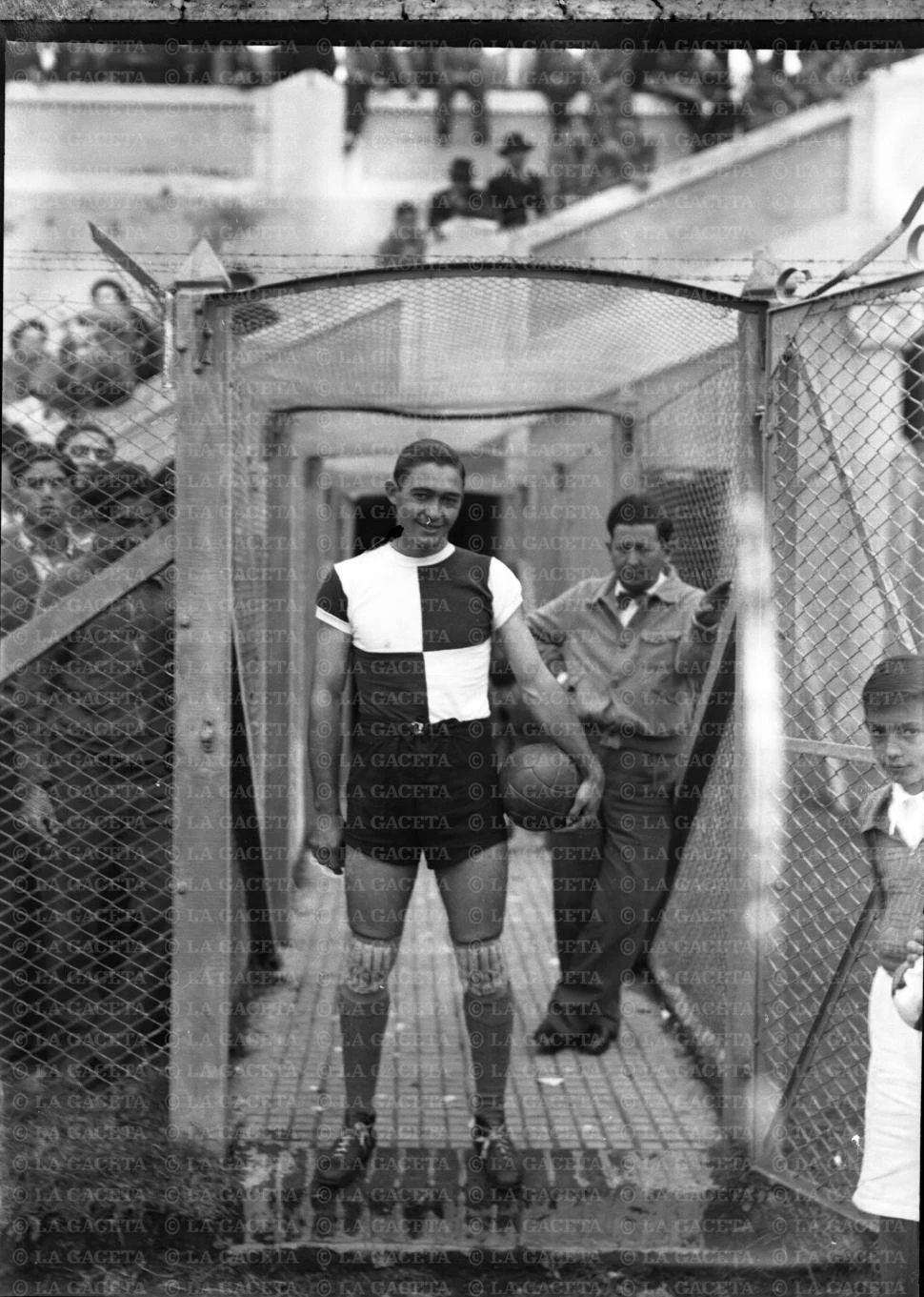 Recuerdos fotográficos: arquero y taxista, en los años 30