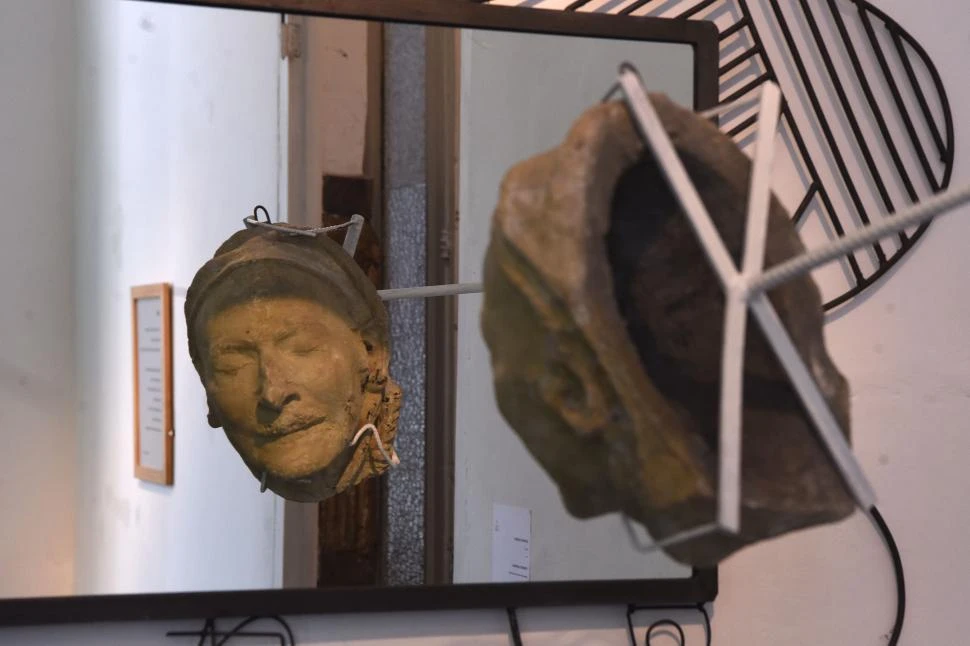 FRENTE AL ESPEJO. La máscara mortuoria que intrigó a la curadora: “¿qué sentido tenía en su tiempo?” LA GACETA / FOTOS DE ANALÍA JARAMILLO