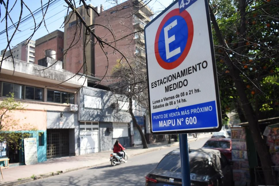 EN SUSPENSO HACE CASI TRES AÑOS. El estacionamiento pago de la Capital sólo funcionó 45 días, en 2022. la gaceta / foto de archivo