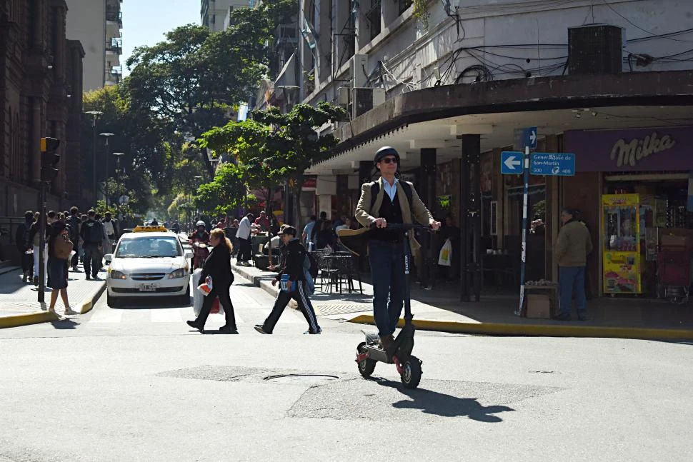 PARTE DEL PAISAJE CÉNTRICO. Los monopatines se pueden ver a toda hora por las calles de la ciudad; muchos de los conductores usan casco.