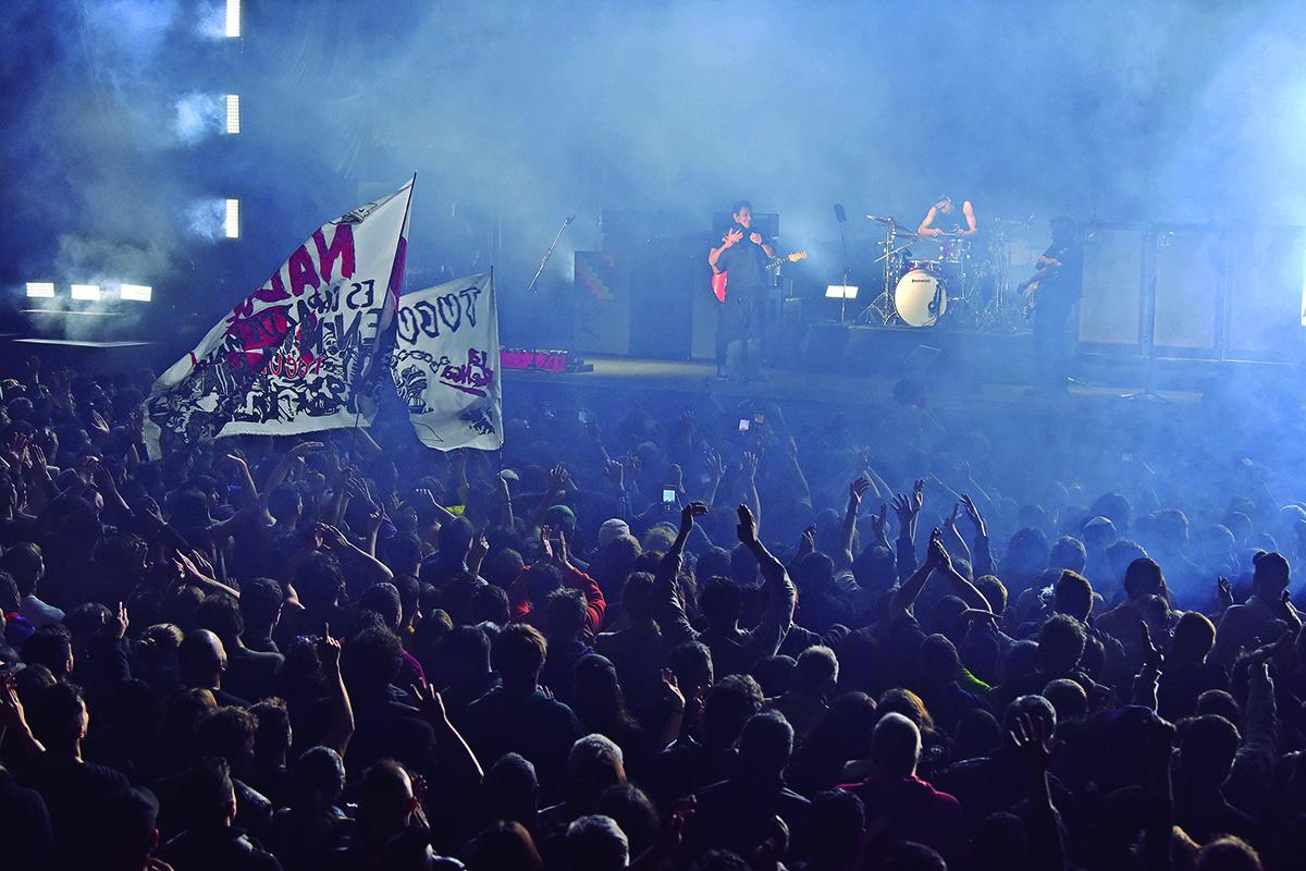 TRAPOS. Las banderas del público añadieron color y júbilo a la noche.