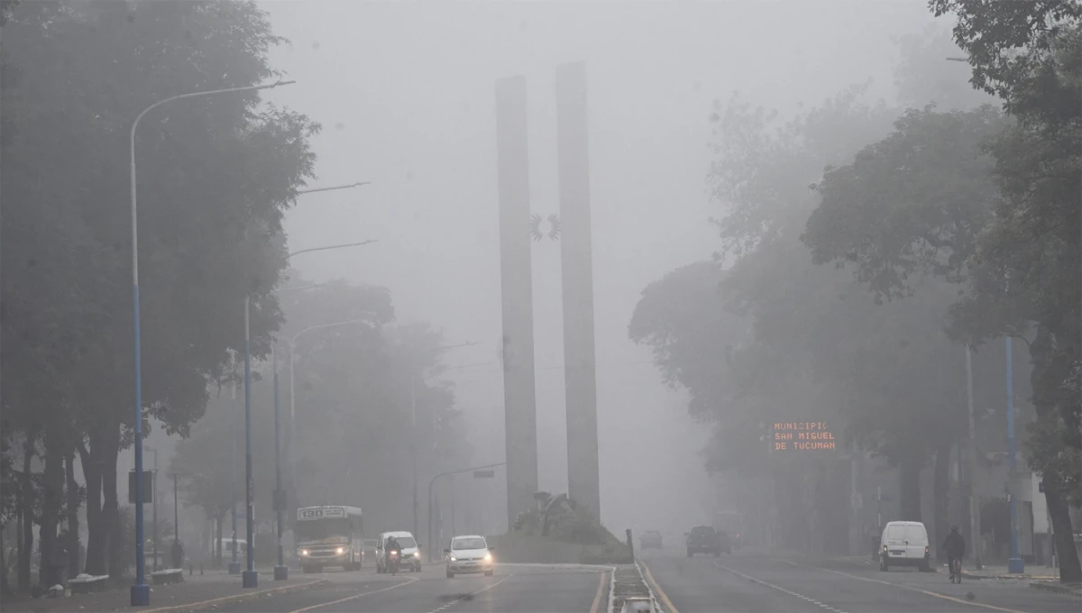 CORTINA. La neblina complicó la visibilidad en diferentes puntos de la capital en el inicio de la jornada. 