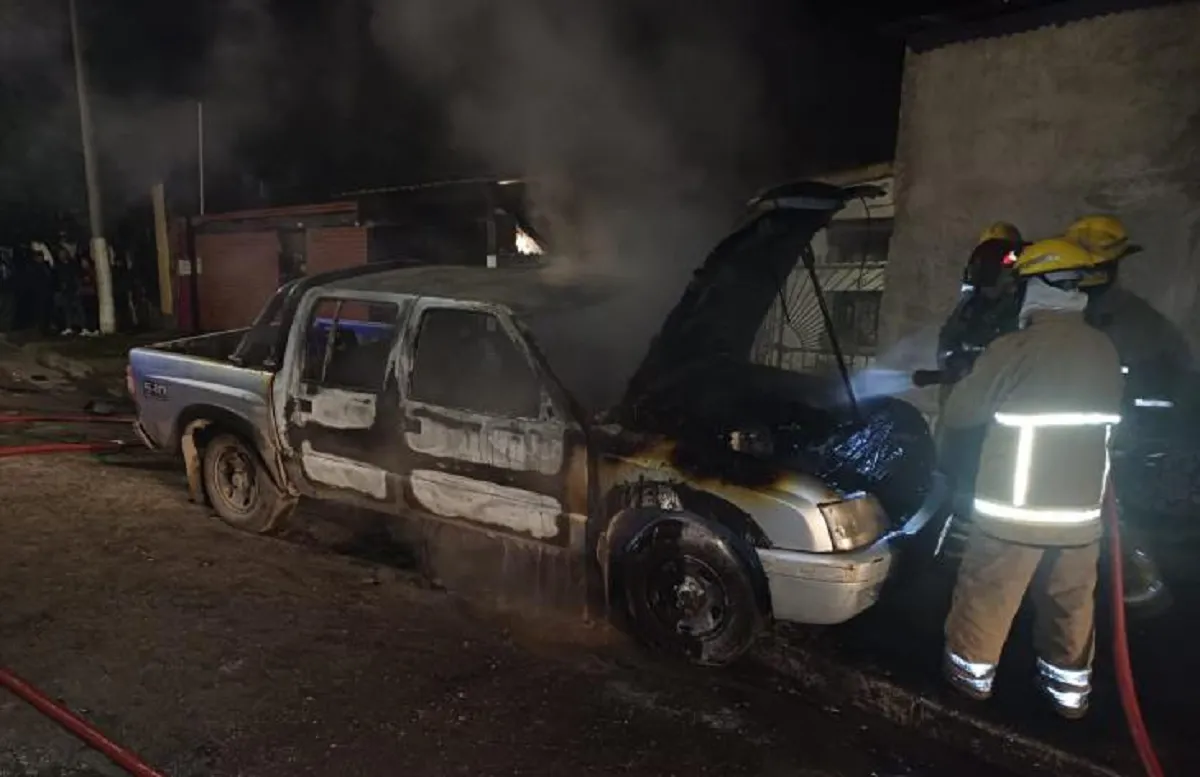 Sofocan e investigan el incendio de dos camionetas en el Sur de la Capital
