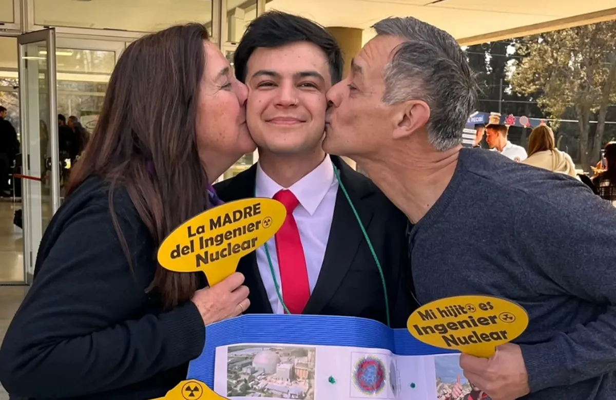 CIENCIA CON ACENTO TUCUMANO. El ingeniero nuclear tucumano Leandro Coronel recibe el saludo de sus padres durante su graduación. / CORTESÍA LEANDRO CORONEL