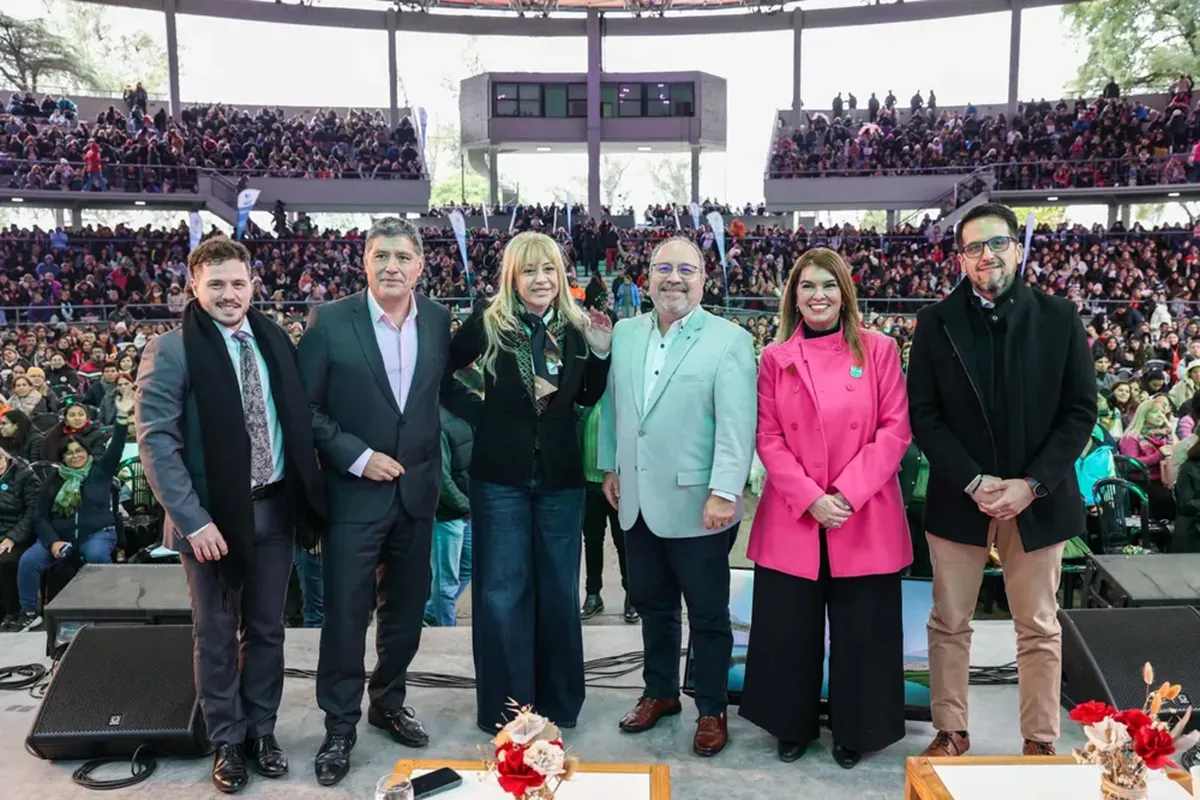 COLMADO. Miles de docentes, en las gradas del Palacio de los Deportes.