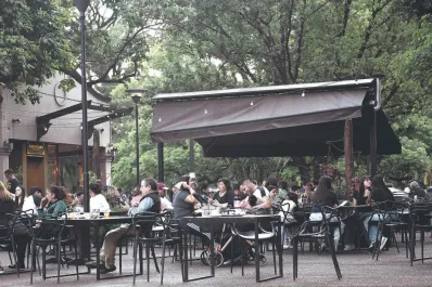 Los bares del parque 9 de Julio pagarán hasta $4 millones por ocupar el espacio público