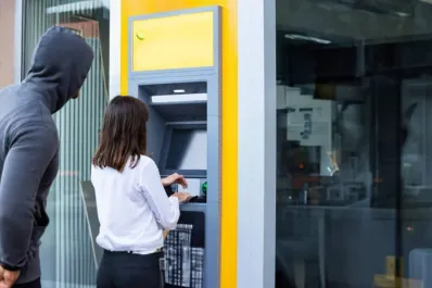 ¡Alerta roja en el cajero automático! Un simple truco puede protegerte de ladrones