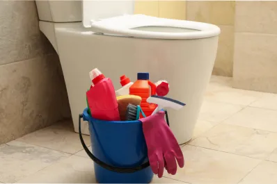 Este error al limpiar el baño es un caldo de cultivo de bacterias, según expertas