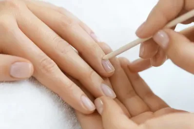 Tendencia invierno 2025: los cinco tonos de esmalte que reemplazan a la clásica francesita