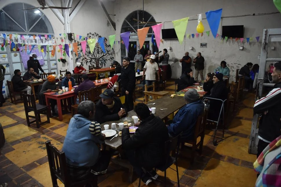 ALBERGUE. “El Andén” se encuentra en avenida Sáenz Peña y cuenta con 108 camas, baños y agua caliente, detalla el ministro Federico Masso. 