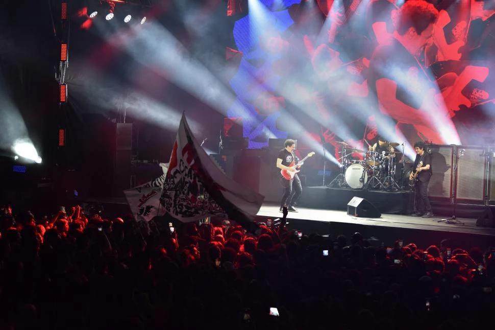 CLAMOR POPULAR. El frío no se sintió durante el concierto que duró dos horas, y deleitó a los miles de fanáticos que no quisieron faltar a la cita. 