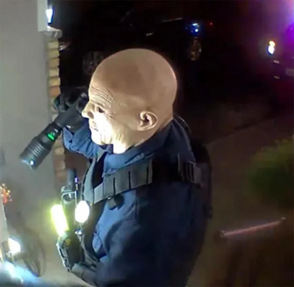 ACUSADO. Se cree que el rostro de Vance Boelter es el que se oculta debajo de la máscara de látex.